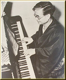 自宅でピアノを弾く芹沢氏
