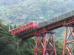 鉄橋を通過する列車