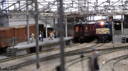 ゆめとき駅を通過する貨物列車・・・・