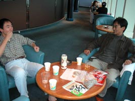 焚き火で暖を取りつつ酒を飲む