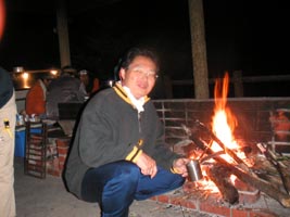 焚き火で暖を取りつつ酒を飲む