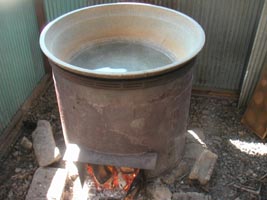 塩泉からの製塩。丸1日煮込むとのこと