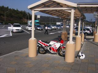 バイク置き場で バイク置き場で