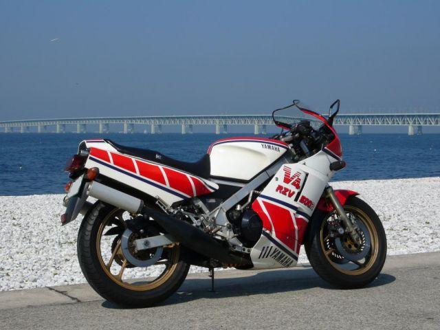 連絡橋をバックにしたRZV 連絡橋をバックにしたRZV